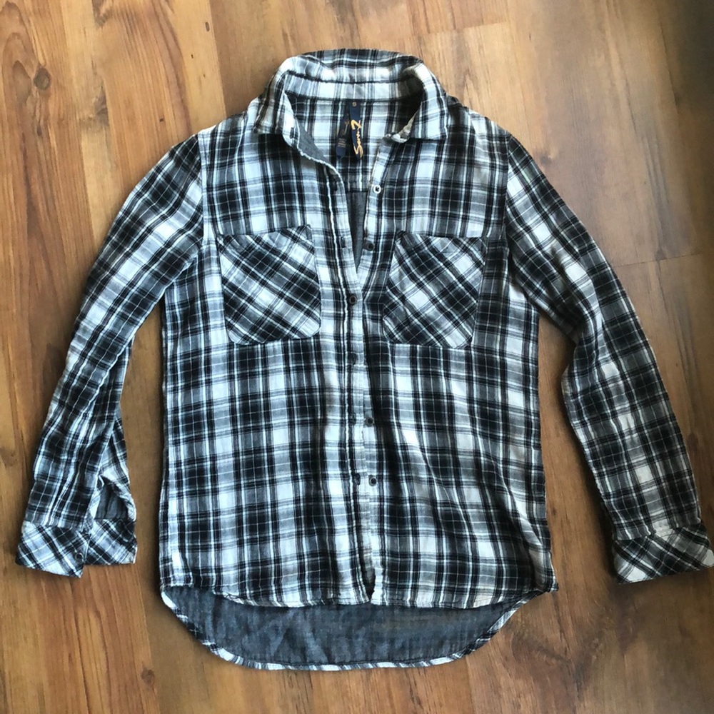 Seven7 Black & white button down.